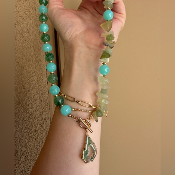 Green Beaded Necklace with Teardrop pendant - Picture 3 of 3